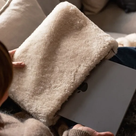 Adele datorfodral i fårskinn